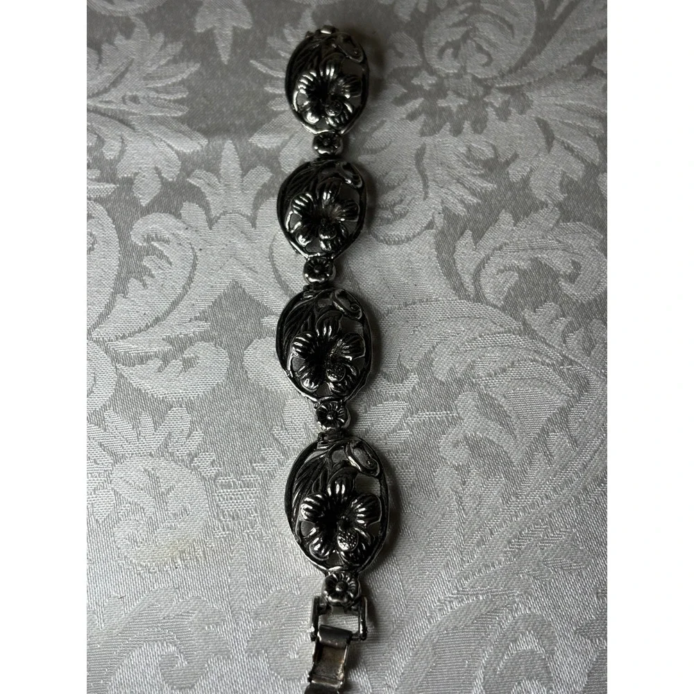 N/A intricate silver